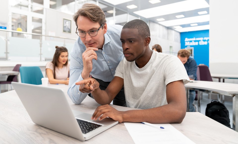 Capgemini encourage l’esprit entrepreneurial et accompagne les étudiants qui souhaitent mener à bien leur projet, par le biais de partenariats associatifs à l’échelle locale ou nationale