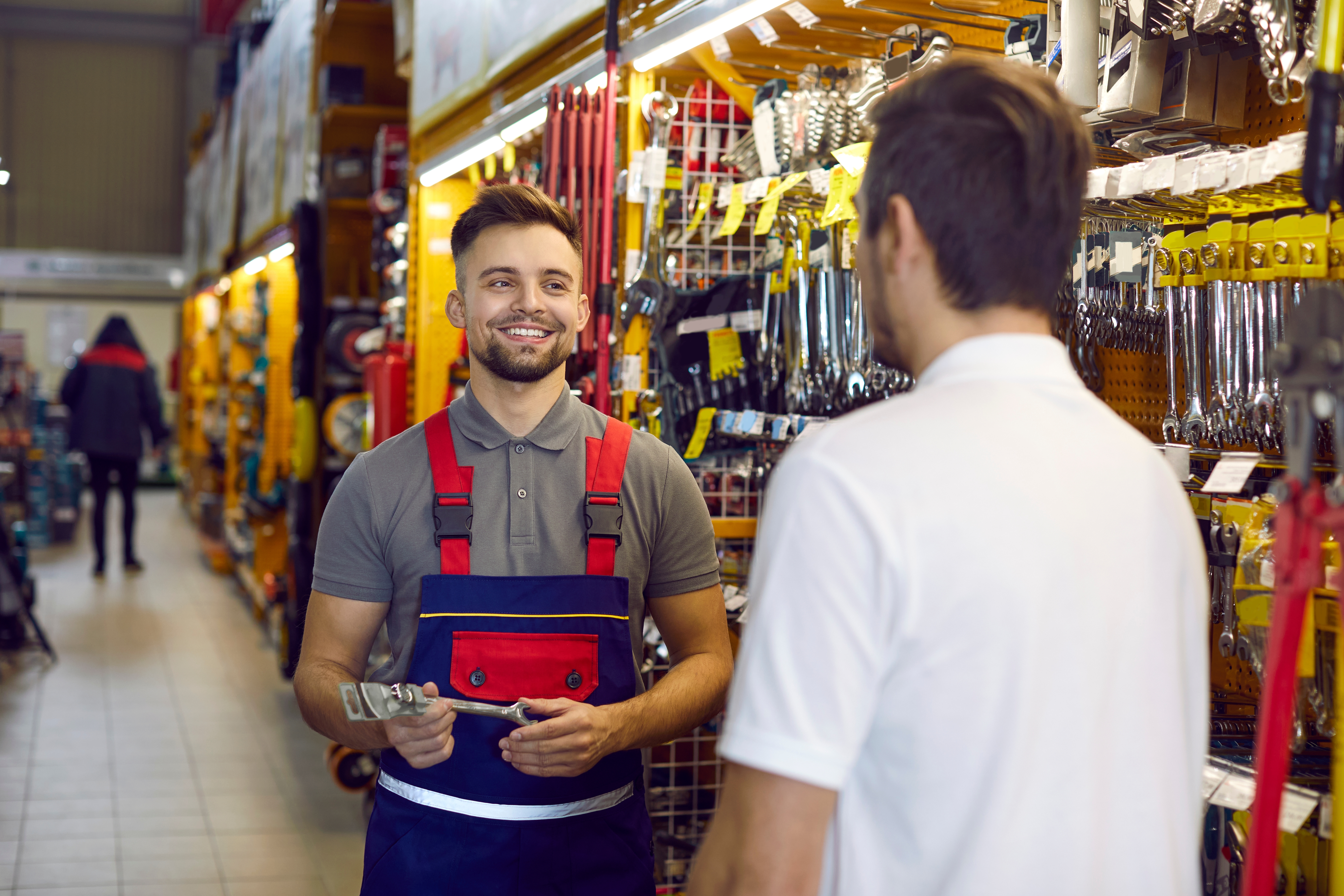 Friendly,Shop,Assistant,At,Diy,Retail,Store,Helping,Customer,Choose